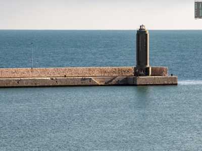La sua luce illumina il mare di sera per un raggio di quasi nove miglia marine, indicando ai pescatori la via per tornare a casa